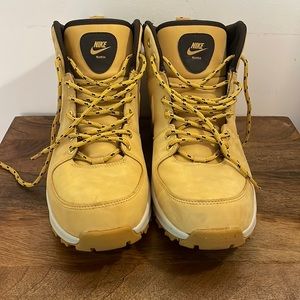 Mens Nike all weather shoe